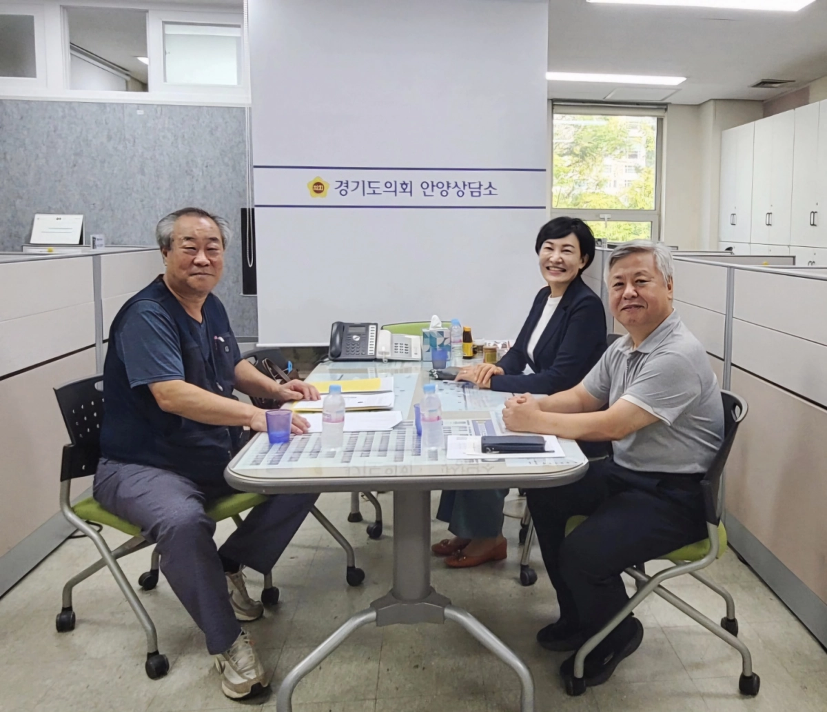 이채명 의원이 9월 3일 경기도의회 안양상담소에서 임정옥 상임대표와 아파트 경비·미화노동자들의 고용승계와 처우 개선 방안 논의 후 기념촬영을 하고 있다. (사진=경기도의회)