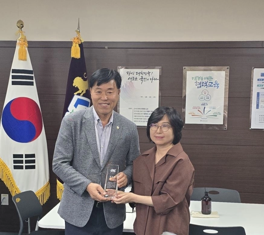 지난 2일 당곡고등학교로부터 감사패 받은 송도호 의원