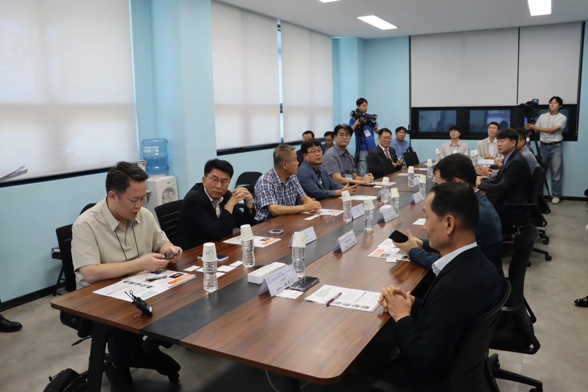 윤성근 의원(안전행정위원회 부위원장)이 9월 3일 충북 음성군 한국건설방재시험연구원에서 열린 ‘방염처리 물품의 화재 확산 억제 효과 측정 실화재 실험’ 사전 브리핑에 참석해 점검항목을 체크하고 있다. (사진=경기도의회)