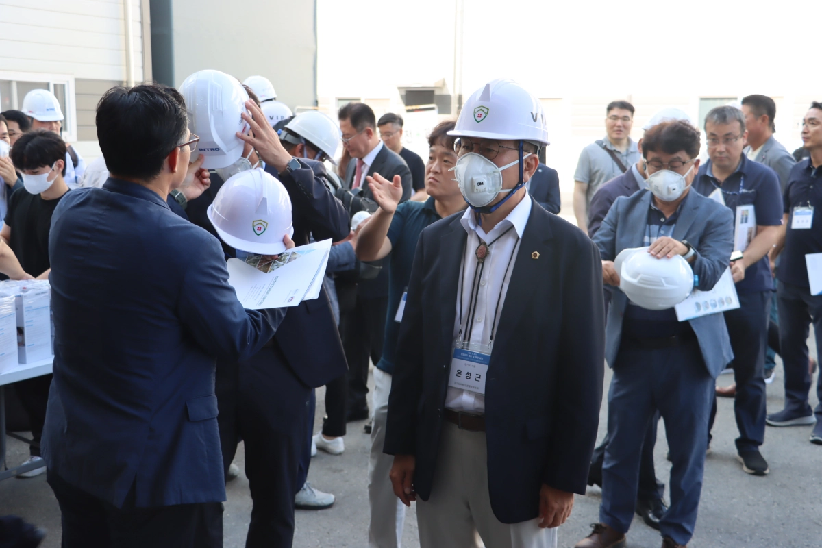 윤성근 부위원장이 실험 현장에서 안전모와 보호구를 착용하고 관계 기관 참석자들과 함께 주택 모형 화재 시험 구역 이동을 준비하고 있다. (사진=경기도의회)