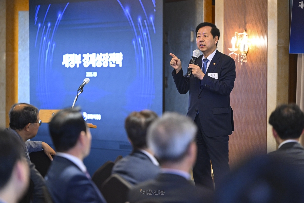 구윤철 부총리 겸 기획재정부 장관이 4일 서울 중구 롯데호텔에서 열린 ‘제68회 서울신문 광화문라운지’에서 ‘새 정부 경제성장전략’을 주제로 강연하고 있다. 2025. 9. 4. 이지훈 기자