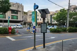 과천시, 마을버스 정류장 ‘태양광 버스정보안내기’ 시범 운영…2027년까지 100% 보급