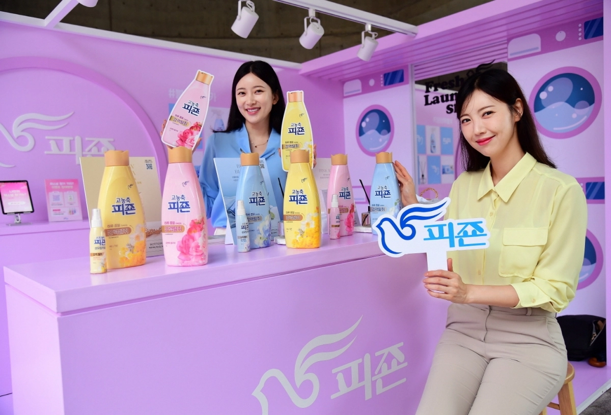 4일 서울 중구 동대문디자인플라자 어울림광장에서 진행된 피죤의 ‘프레시 런드리 샵(Fresh Laundry Shop)’ 팝업 현장에서 모델들이 제품을 들고 포즈를 취하고 있다. 2025.9.4 피죤 제공