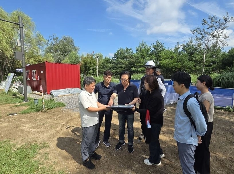 지난 2일 지역구인 마포구 상암동 478-1일대에 건립 중인 ‘노을공원 제2파크골프장‘을 방문해 공사 현장을 점검한 김기덕 의원(왼쪽에서 세 번째)