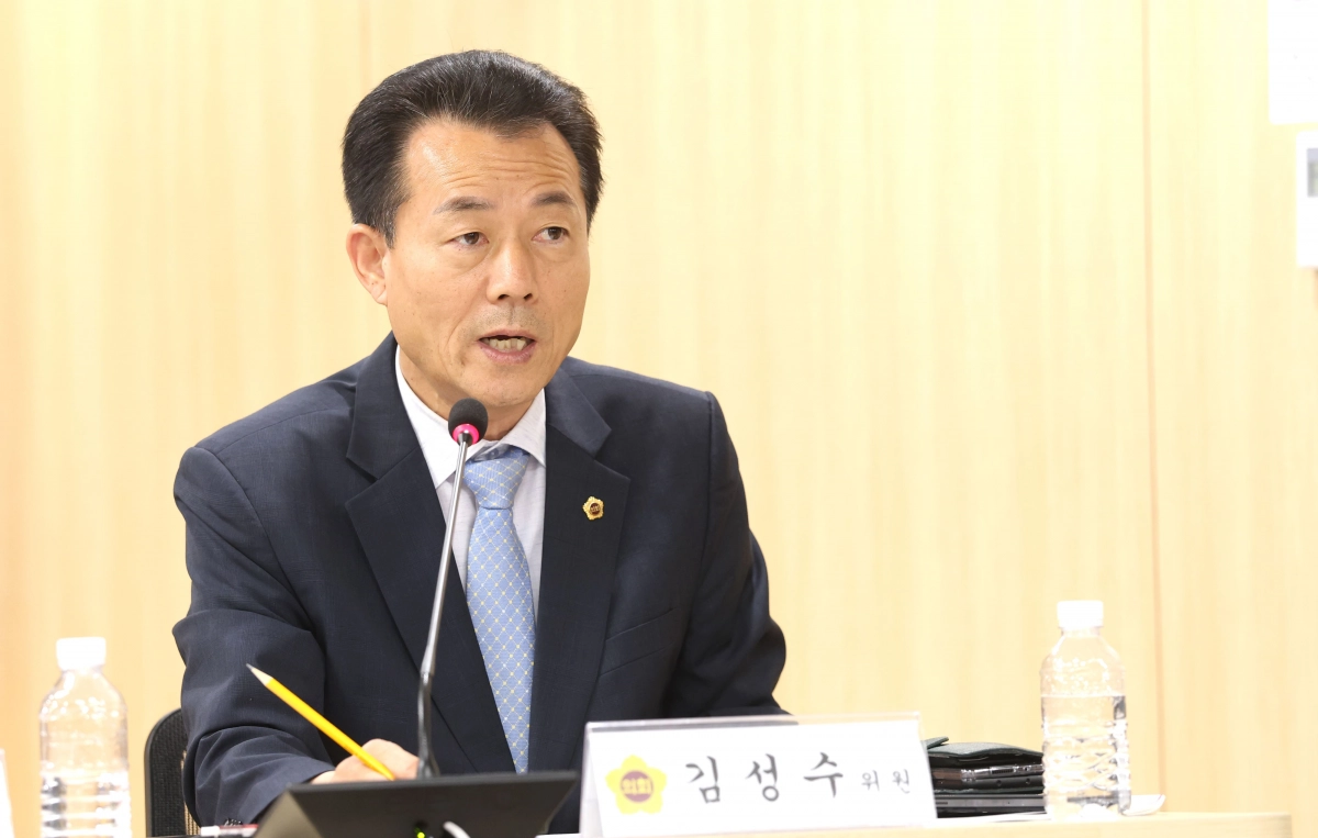 김성수 의원이 토론에서 마을버스 공공관리제 도입과 전담부서 설치 필요성을 제안하고 경기도의 주도적 역할을 주문하고 있다. (사진=경기도의회)