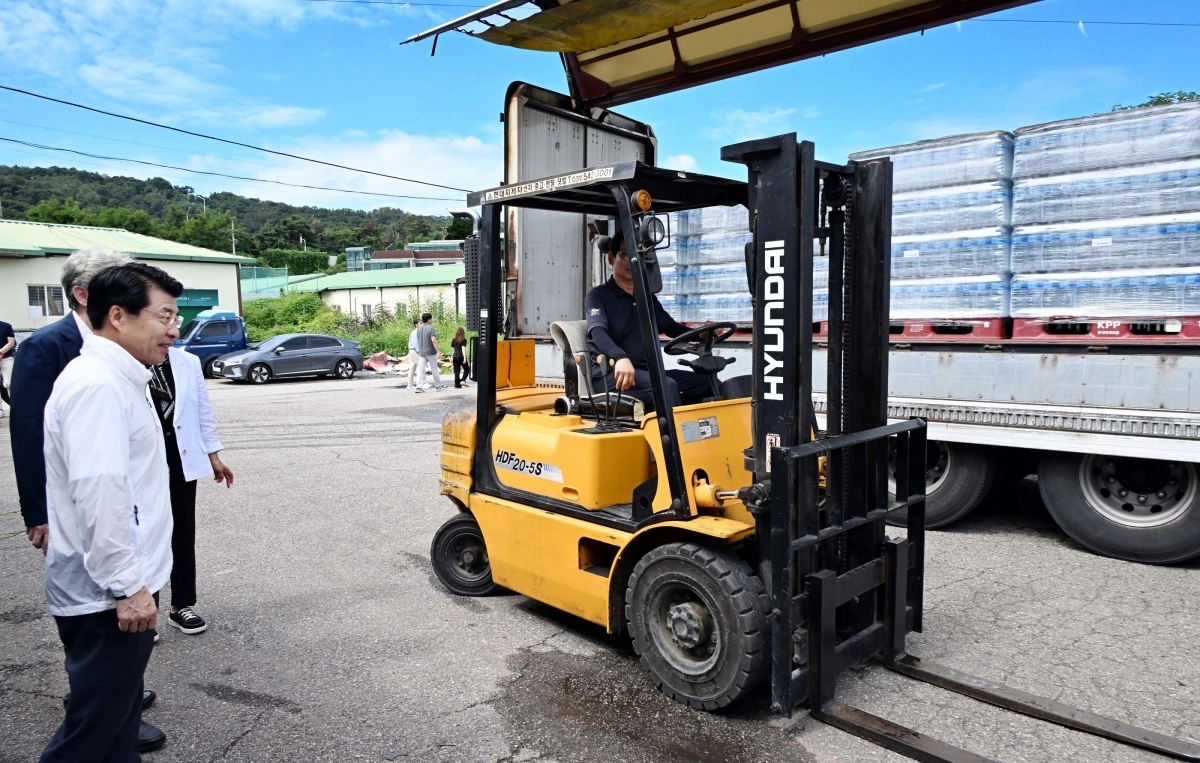 서강석(왼쪽) 서울 송파구청장이 4일 가뭄피해가 심한 강릉에 지원할 생수를 살펴보고 있다. 송파구 제공