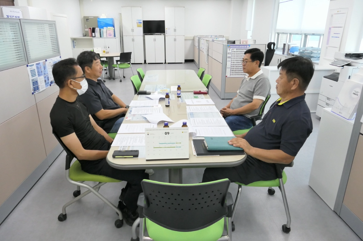 박명수 의원이 9월 3일 도의회 안성상담소에서 안성시건설기계연합회 관계자와 건설기계 당면 현안 3대 과제 해법을 논의하고 있다. (사진=경기도의회)