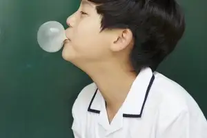 껌 50알 먹었다가 구급차 실려간 英소년…“레드불 25캔 먹은 셈”