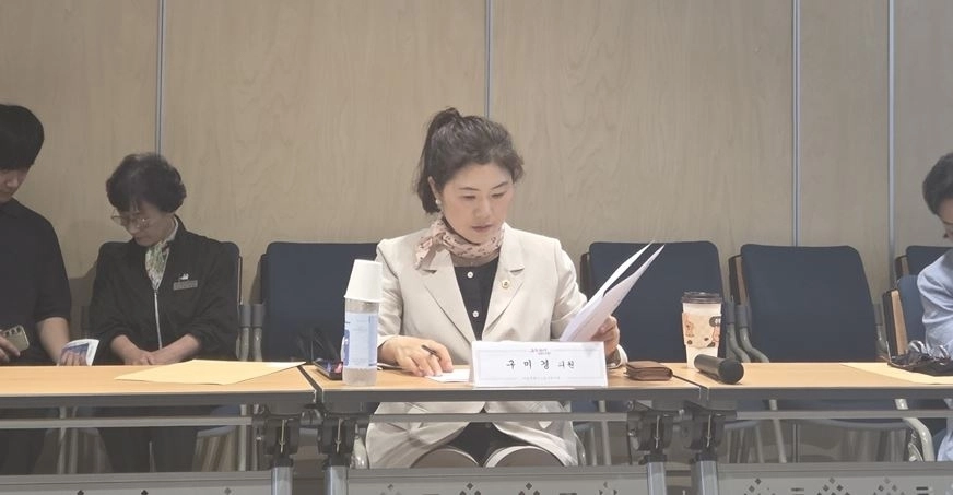 구미경 의원이 서울시노동자복지관에 방문해 업무보고를 받고 있다.