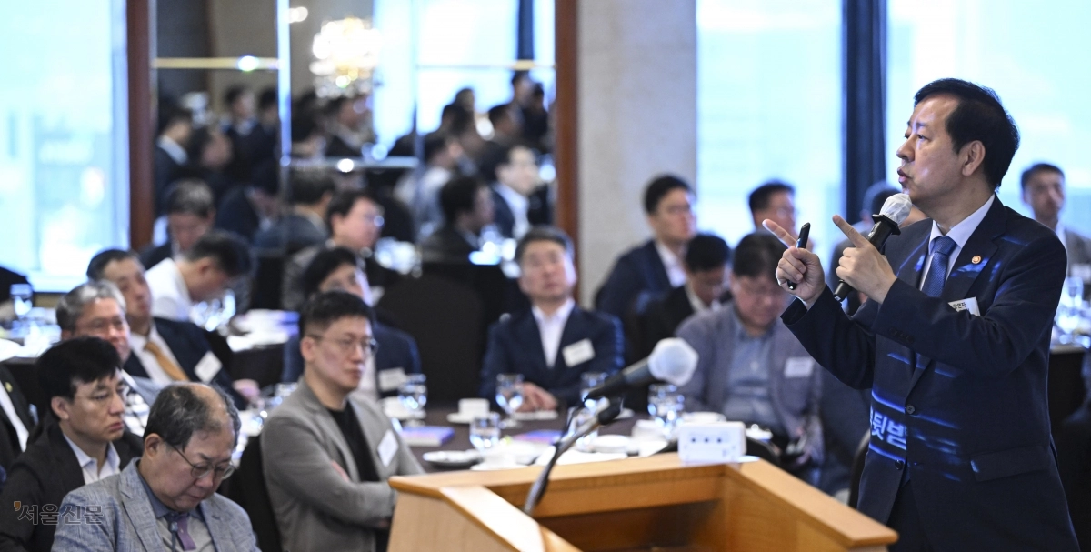 구윤철 부총리 겸 기획재정부 장관이 4일 서울 중구 롯데호텔에서 열린 제68회 서울신문 광화문라운지에서 ‘새 정부 경제성장전략’을 설명하고 있다. 이지훈 기자