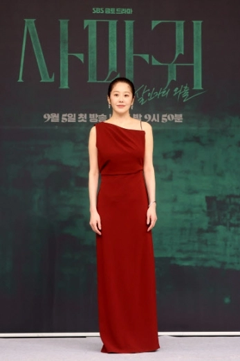 배우 고현정이 4일 서울 양천구 목동 SBS사옥에서 열린 드라마 ‘사마귀: 살인자의 외출’ 제작발표회에서 포즈를 취하고 있다. 2025.9.4<br>연합뉴스
