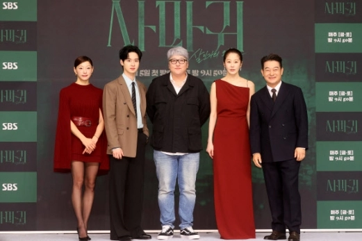 배우 이엘(왼쪽부터), 장동윤, 변영주 연출, 고현정, 조성하가 4일 서울 양천구 목동 SBS사옥에서 열린 드라마 ‘사마귀: 살인자의 외출’ 제작발표회에서 포즈를 취하고 있다. 2025.9.4<br>연합뉴스