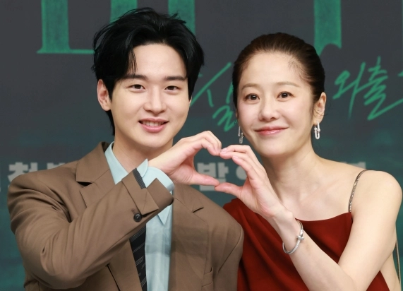 배우 장동윤과 고현정(오른쪽)이 4일 오후 서울 목동 SBS에서 열린 금토드라마 ‘사마귀: 살인자의 외출’(연출 변영주/극본 이영종) 제작발표회에 참석해 포즈를 취하고 있다. ‘사마귀: 살인자의 외출’은 잔혹한 연쇄살인마 ‘사마귀’가 잡힌 지 20여 년이 지나 모방범죄가 발생하고, 이 사건 해결을 위해 한 형사가 평생 증오한 ‘사마귀’인 엄마와 예상 못 한 공조를 펼치며 벌어지는 고밀도 범죄 스릴러다. 2025.9.4<br>뉴스1