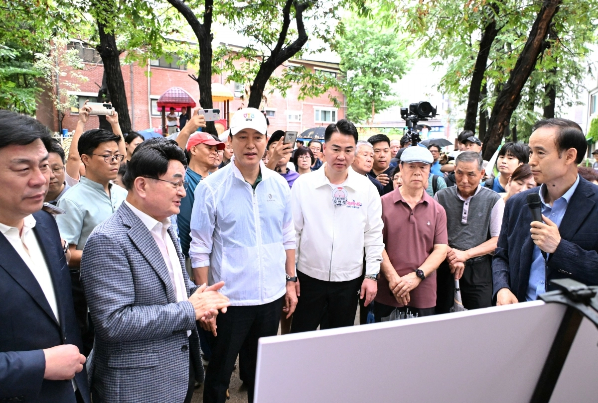 오세훈(왼쪽 세번째) 서울시장이 4일 도봉구 도봉동 삼환도봉아파트에서 오언석(네번째) 도봉구청장과 함께 준공업지역 법적 상한용적률 도입에 대한 브리핑을 듣고 있다. 서울시 제공
