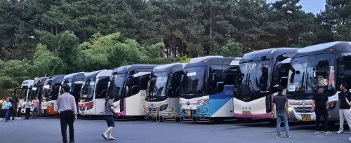 제주시 한라수목원 인근 관광명소에 중국인 단체관광객들을 싣고 온 전세버스가 빼곡하게 주차돼 있다. 제주 강동삼 기자