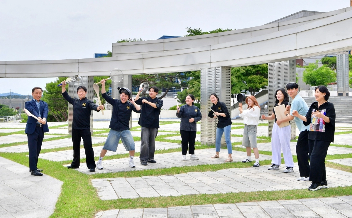 외식분야 창업 전문교육시설이 들어설 장성군 옛 노인복지회관 터에서 호남대 청년 전문 쉐프들이 포즈를 취하고 있다. (장성군 제공)