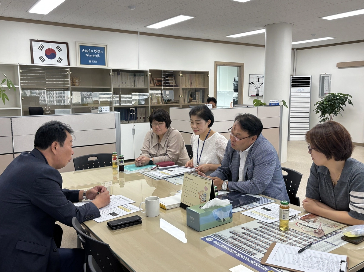 임상오 위원장(안전행정위원회)이 9월 3일 경기도의회 동두천상담소에서 경기북부야생동물생태관찰원 조성계획 등에 대한 업무보고를 받고 있다. (사진=경기도의회)