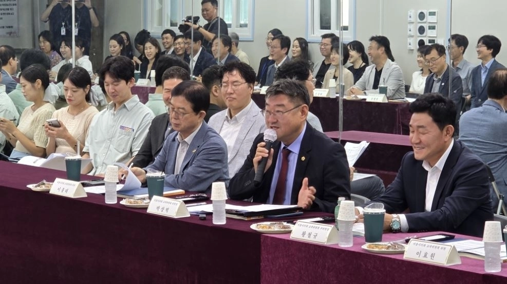 지난 4일 서초구 서울반원초등학교를 방문해 과밀학교 운영 실태와 모듈러 교사 활용 현황을 점검한 서울시의회 교육위원회
