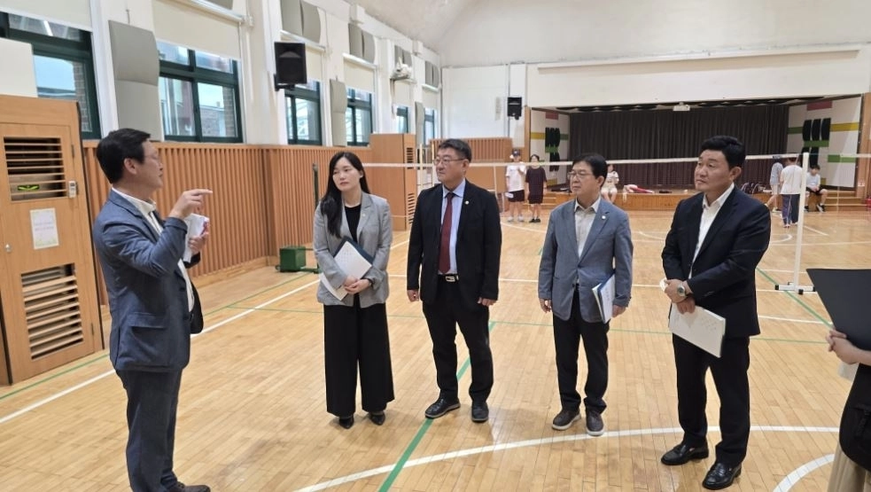 지난 4일 서초구 서울반원초등학교를 방문해 과밀학교 운영 실태와 모듈러 교사 활용 현황을 점검한 서울시의회 교육위원회