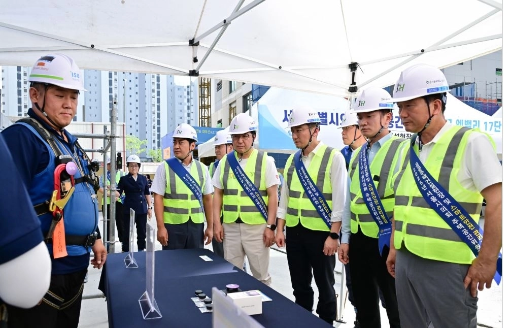 지난 3일 강서구 마곡엠밸리 17단지 건설현장을 방문한 서울시의회 주택공간위원회(위원장 김태수)