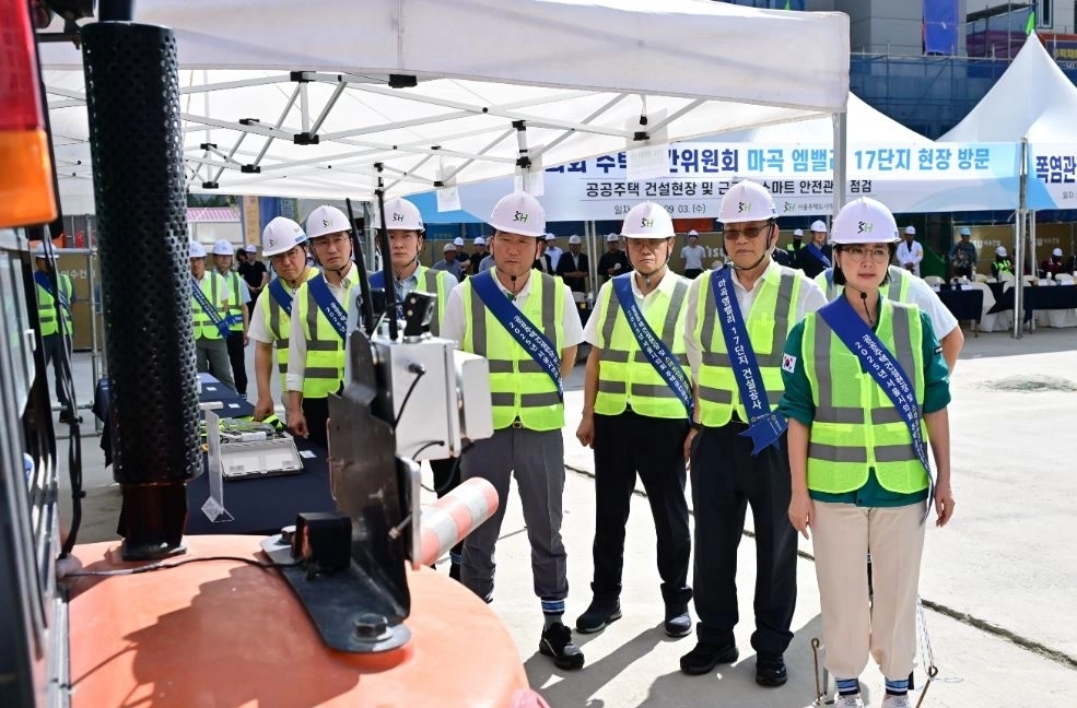 지난 3일 강서구 마곡엠밸리 17단지 건설현장을 방문한 서울시의회 주택공간위원회(위원장 김태수)