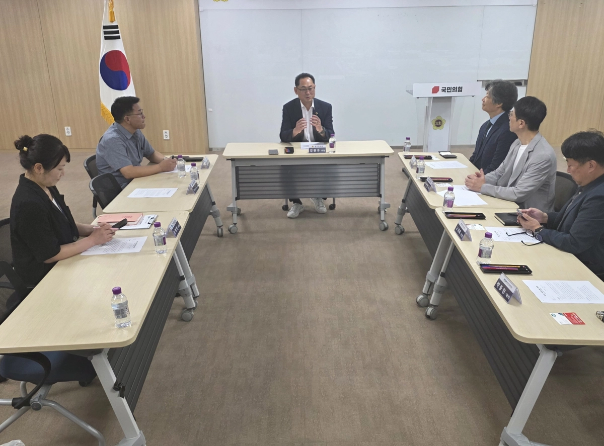 김완규 의원(보건복지위원회)이 경기도의회 중회의실에서 ‘경기도 구강건강 증진 조례안’ 제정을 앞두고 관련 단체와 전문가들이 참석한 정담회를 진행하고 있다. (사진=경기도의회)