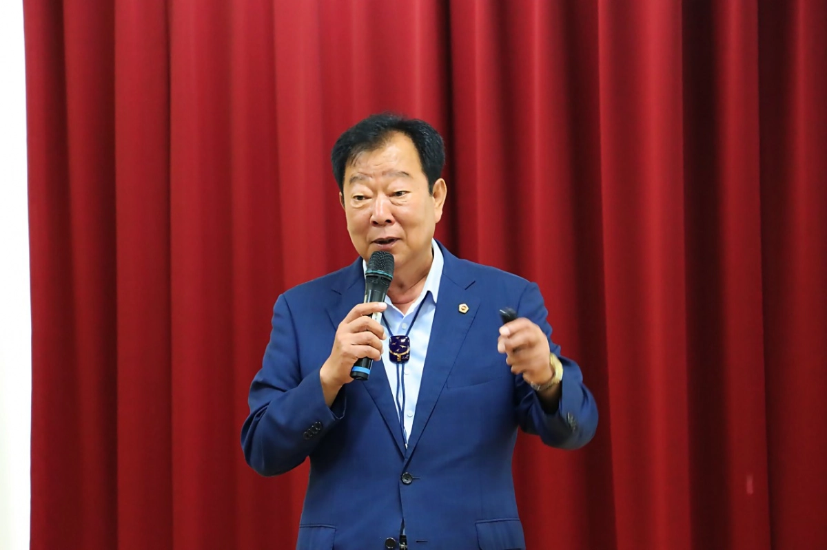 임상오 위원장이 ‘공직자의 책무와 책임’을 주제로 특강을 진행하고 있다. (사진=경기도의회)