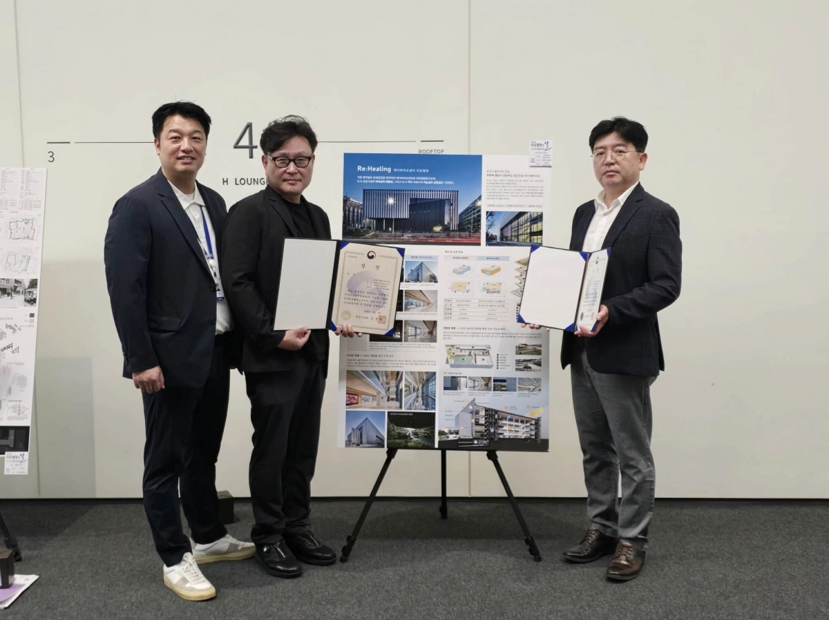 2025년 한국리모델링건축대전에서 김순철(오른쪽 첫 번째) ㈜한화 건설부문 현장소장과 박민진(가운데) 해안건축 소장이 대상인 환경부 장관상을 수여받고 기념사진을 촬영하고 있다. 한화 건설부문 제공