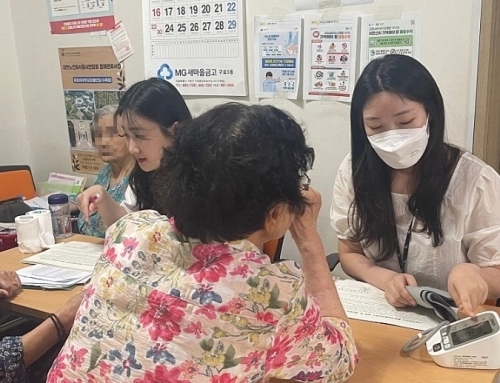 지난해 서울 구로구의 레드서클 캠페인에 참여한 어르신들이 혈압을 측정하고 있다.   구로구 제공