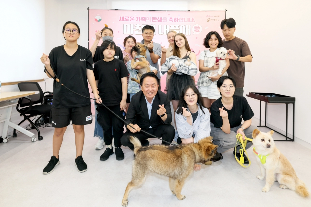 이성헌(첫 줄 왼쪽 세 번째) 서울 서대문구청장이 지난달 30일 내품애센터에서 유기견 입약식 참석자들과 함께 기념을 사진을 찍고 있다.   서대문구 제공