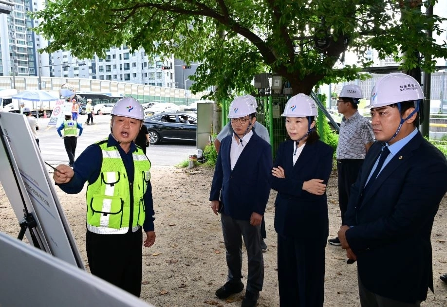 서부간선도로 사업 추진 현황 브리핑 받고 있는 최호정 의장