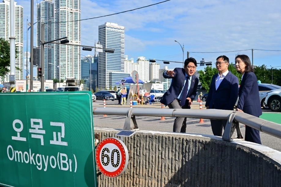 오목교 교차로 현장 점검 중인 김종길 의원(왼쪽), 허훈 의원(가운데), 최호정 의장(오른쪽)
