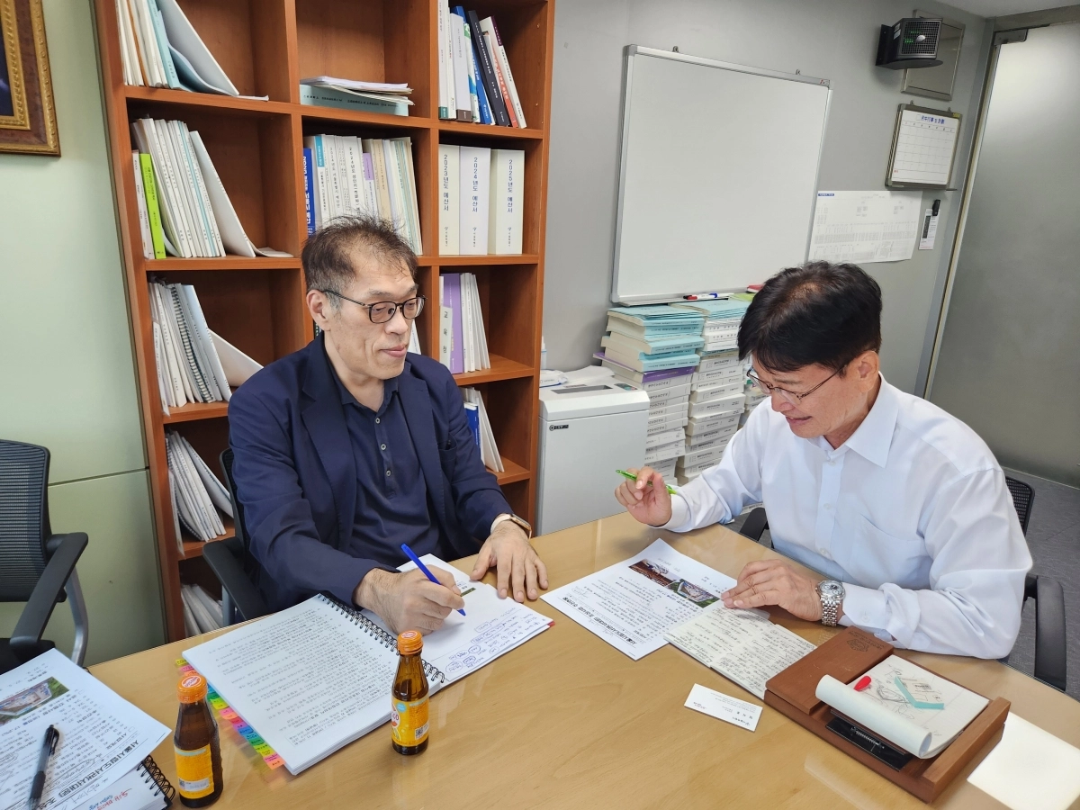 지난 4일 서울시 문화시설과 관계자로부터 서울시립도서관(서대문)의 추진 현황을 보고 받은 김용일 의원(오른쪽)