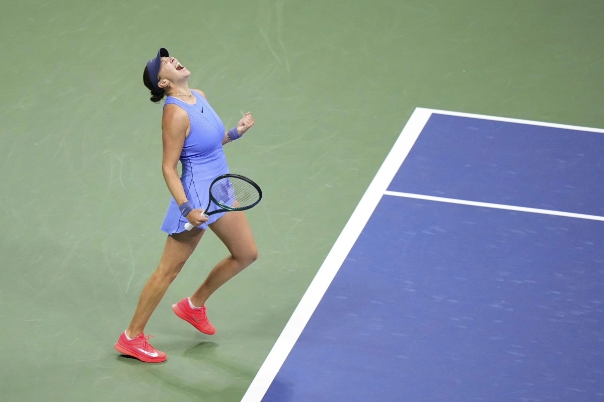 어맨다 아니시모바(9위·미국)가 5일(한국시간) 미국 뉴욕 빌리진킹 내셔널 테니스 센터에서 열린 US 오픈 여자 단식 4강전에서 오사카 나오미(24위·일본)를 물리친 후 기뻐하고 있다. 2025.09.05. 뉴욕 AP 뉴시스