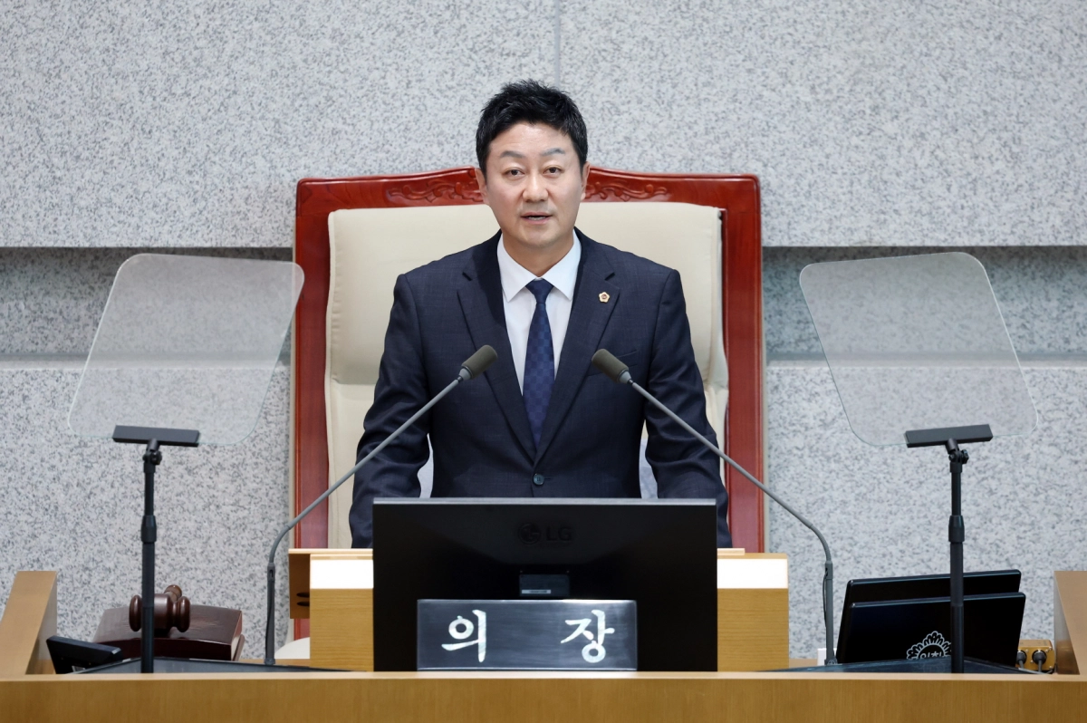 제386회 임시회 제1차 본회의에서 김진경 의장이 개회사를 통해 제2회 추가경정예산안의 철저한 심의와 여야정 협치를 강조하고 있다. (사진=경기도의회)