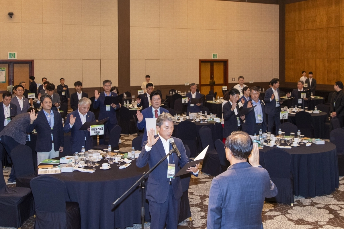 지난 4일 경주 힐튼호텔에서 열린 경북도의회 의원연수회에서 2025년도 반부패·청렴 교육 및 청렴서약식을 개최한 경북도의회(의장 직무대리 최병준 부의장). 경북도의회 제공