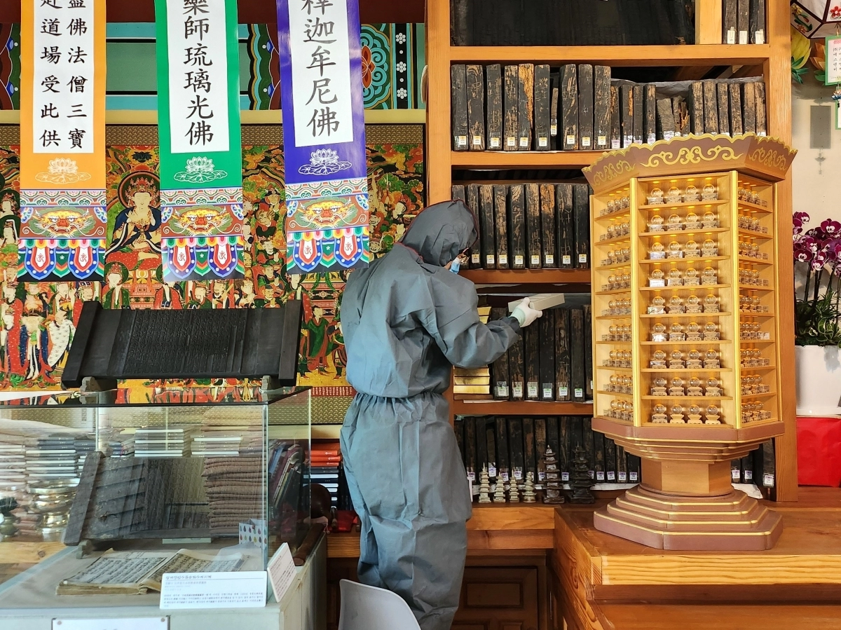 충남 서산 보원사에서 문화유산 보존 관리를 위한 유물관리 서비스가 진행되고 있다. 충남역사문화연구원 제공