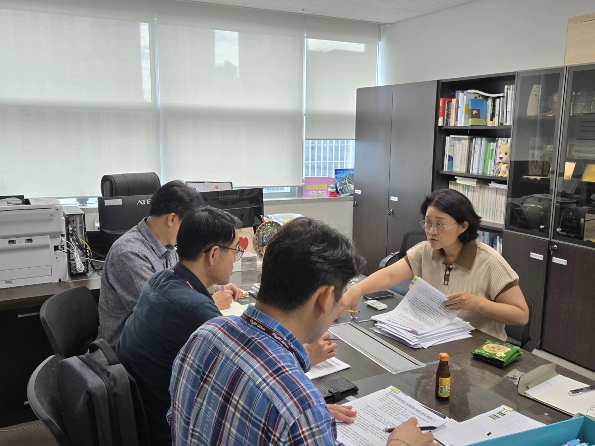 신미숙 의원(교육기획위원회)이 9월 5일, 경기도의회에서 화성오산교육지원청 신축과 관계자들과 현민초 옹벽 붕괴 위험 문제와 관련해 철거 및 안전대책을 긴급 논의하고 있다. (사진=경기도의회)