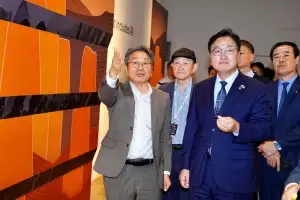 우원식 국회의장, 광주서 강기정 시장과 디자인비엔날레 관람