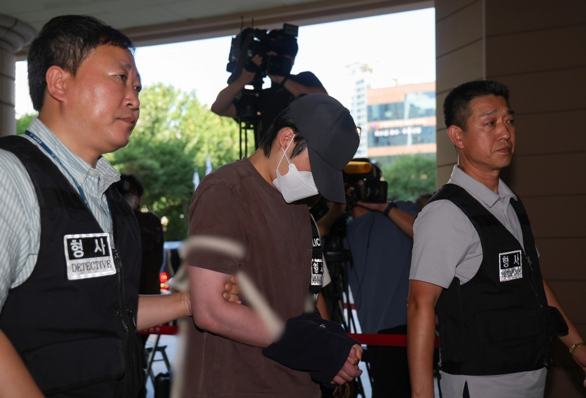 서울 서대문구 한 초등학교 인근에서 아동을 납치하려 한 20대 남성이 5일 서울 마포구 서울서부지방법원에서 열린 구속 전 피의자 심문(영장실질심사)에 출석하고 있다. 2025.9.5. 연합뉴스