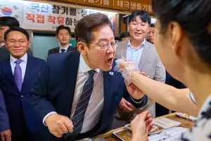 [포토] 시장음식 맛보는 이재명 대통령
