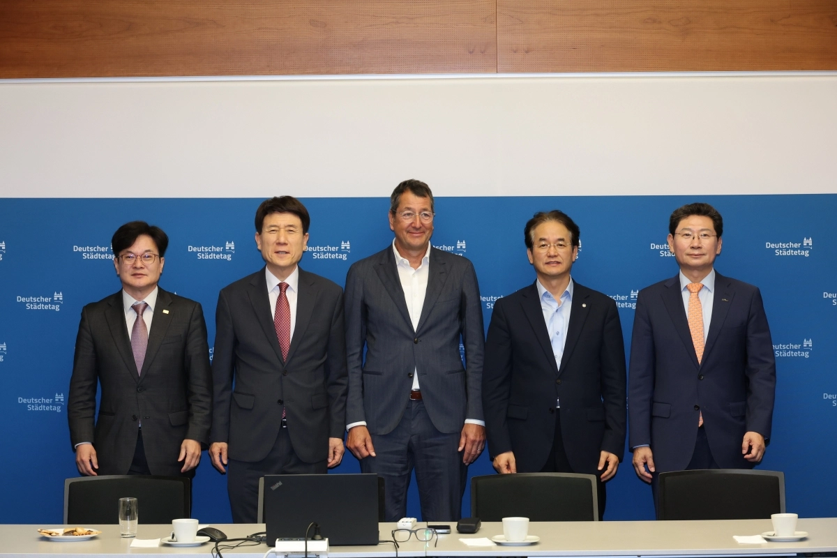 이상일 용인시장(오른쪽 첫 번째)이 5일(현지 시각) 대한민국대도시시장협의회 소속 시장단과 함께 독일 베를린 독일도시협의회를 방문했다. 김병수 김포시장(왼쪽 첫 번째), 이강덕 포항시장(왼쪽 두 번째), 이동환 고양시장(오른쪽 두 번째). 용인시 제공