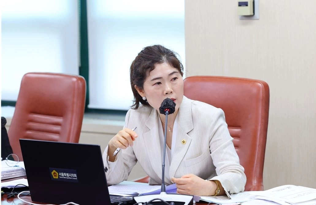 구미경 의원이 지난 4일 민생노동국 및 소관기관 대상으로 질의를 하고 있다.