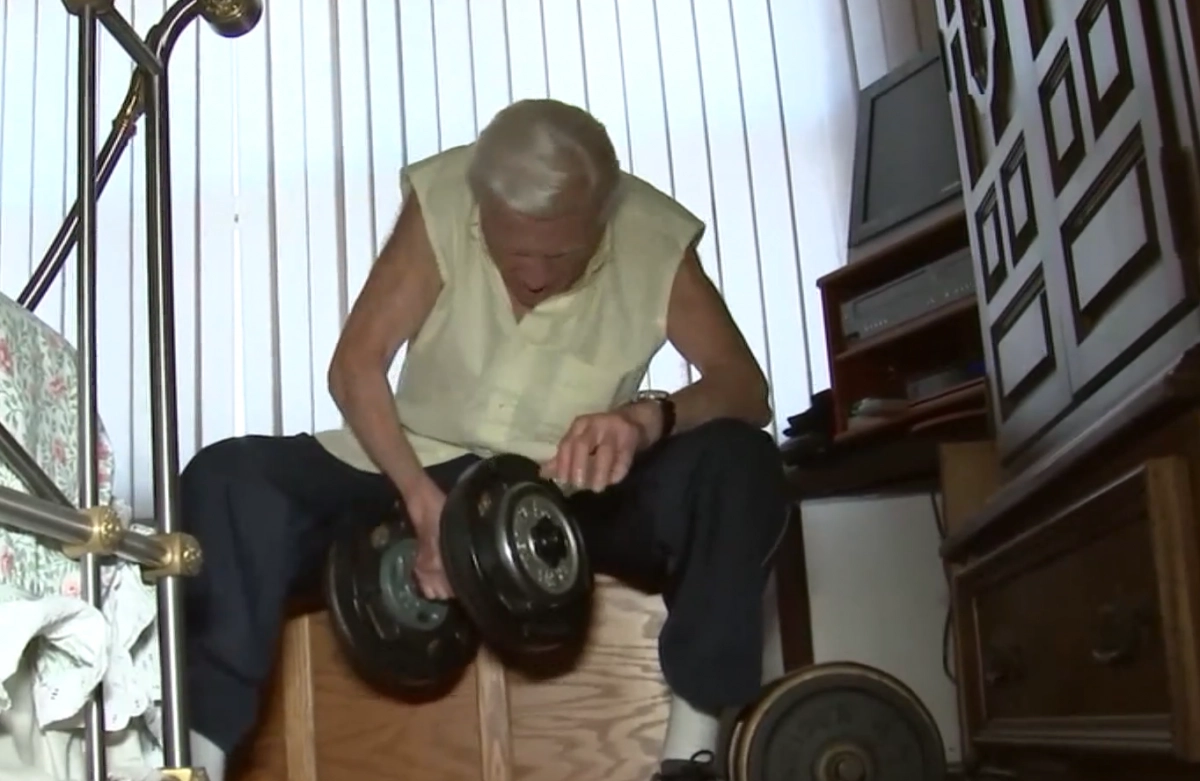 미국 뉴욕에 사는 래리 슈워츠(89)가 근력 운동을 하고 있다. ABC7 뉴욕 방송 캡처