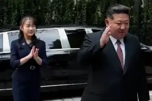 [포토] ‘딸 주애’와 북한 대사관 방문한 김정은
