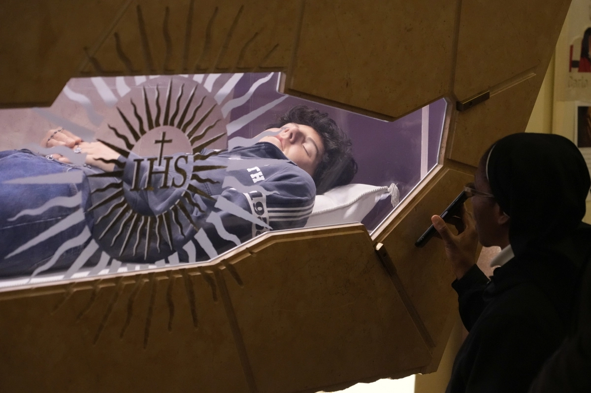 2006년 백혈병으로 사망한 이탈리아 소년 카를로 아쿠티스가 이탈리아 아시시에 있는 무덤에 안치된 모습. 시신은 그의 모습을 본뜬 밀랍 모형으로 덮혀 있다. 2025.3.1 AP 연합뉴스 자료사진