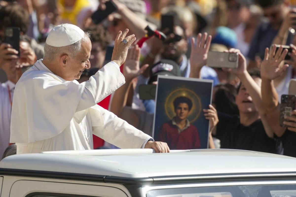 6일(현지시간) 바티칸 성 베드로 광장에서 열린 야외 기념 강론에 참석한 교황 레오 14세가 다음날 성인으로 추대될 카를로 아쿠티스의 사진을 든 신자들에게 손을 흔들고 있다. 2025.9.6 AP 연합뉴스