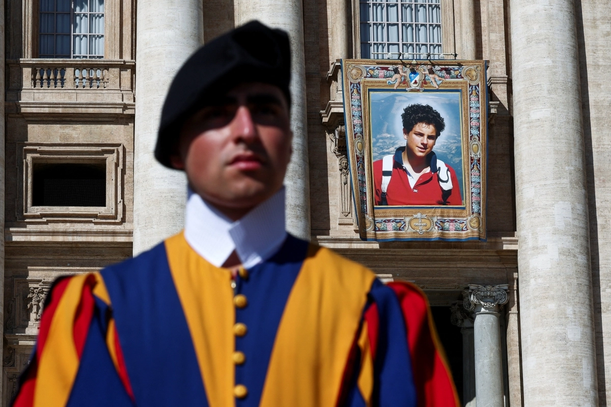 6일(현지시간) 스위스 경비대원이 바티칸 성 베드로 대성당 정면에 걸려 있는 카를로 아쿠티스 태피스트리 앞에 서 있다. 2025.9.6 로이터 연합뉴스