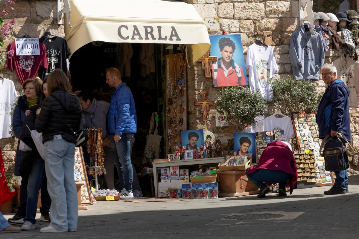 이탈리아 아시시의 한 상점에 카를로 아쿠티스의 기념품이 판매되고 있는 모습. 2025.4.10 로이터 연합뉴스 자료사진