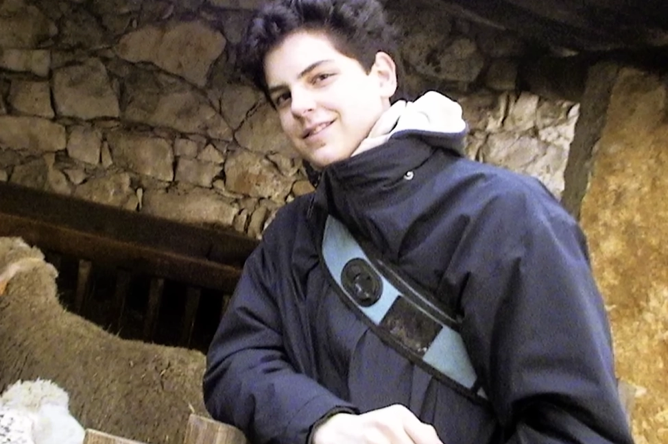 7일(현지시간) 바티칸에서 교황 레오 14세가 집전하는 시성 미사에서 성인 반열에 오르는 카를로 아쿠티스의 생전 모습. 9년 전 15세의 나이로 세상을 떠난 그는 2건의 기적을 일으켰다고 가톨릭 교회는 승인했다. 미국 가톨릭 방송 EWTN 방송화면 캡처